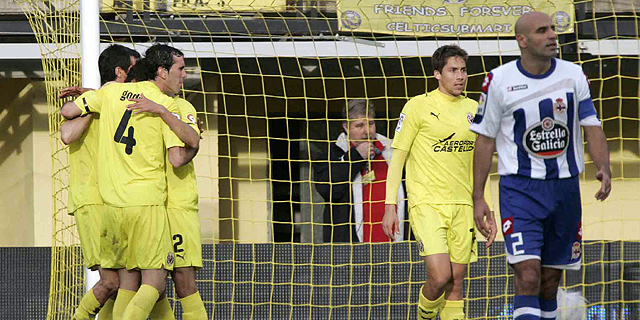 Los jugadores del Villarreal festejan uno de sus goles ante Manuel Pablo. (Foto: Eugenio Torres)