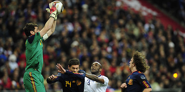 Casillas atrapa el baln en el amistoso ante Francia. | Afp