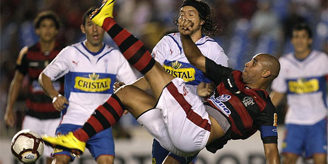 Adriano intenta una chilena, en un partido del Flamengo. (REUTERS)