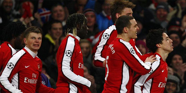 Los jugadores del Arsenal celebran un gol. (AP)