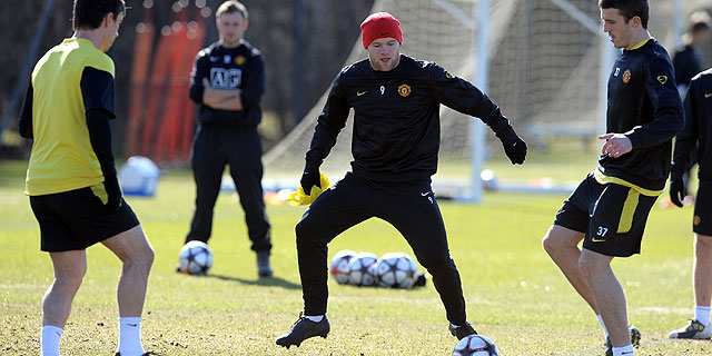 Rooney entrena con sus compaeros del Manchester United, para encarar el partido de Champions contra el Miln. (AFP)