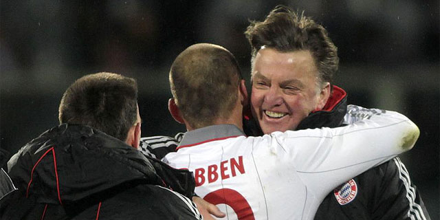 Van Gaal celebra con Robben la clasificacin del Bayern. (AP)