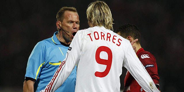 Fernando Torres protesta al rbitro. (Foto: AP)