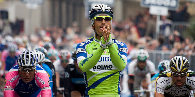 Daniele Bennati celebra la llegada a meta como ganador de la etapa y lder de la general. (EFE)