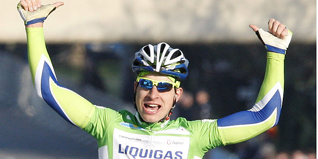 El eslovaco Peter Sagan al pasar por la meta en la quinta etapa de la Pars-Niza. (EFE)