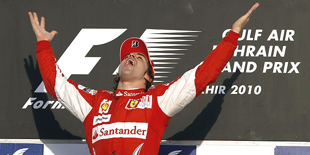 Fernando Alonso, celebra su victoria en Bahrein. | Reuters