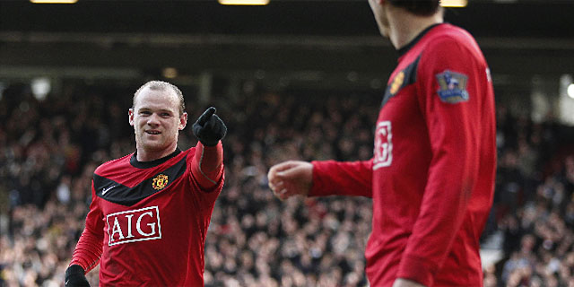 Rooney celebra con Berbatov su segundo gol al Fulham. (Reuters)