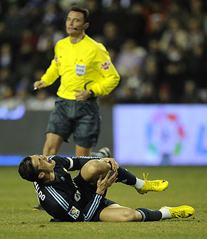 Mejuto Gonzlez, junto a Cristiano tras la agresin de Nivaldo. (foto: AFP)