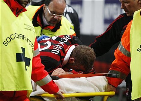 David Beckham, roto de dolor al ser retirado en camilla de San Siro. AP