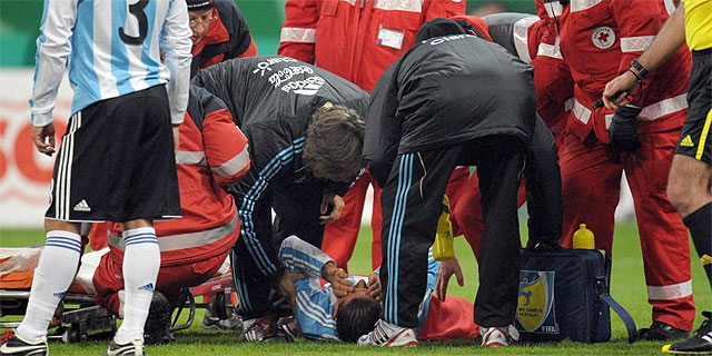 Demichelis, atendido en el terreno de juego tras caer lesionado. (Foto: EFE)