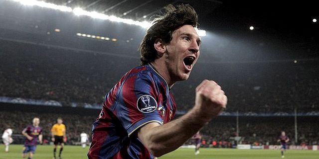 Leo Messi canta uno de sus dos goles al Stuttgart. (Efe)