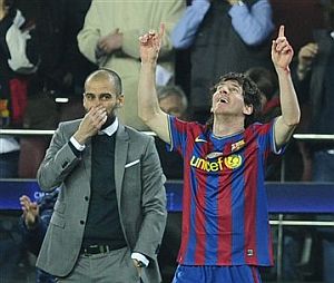 Guardiola observa a Messi mientras celebra su segundo tanto. (Foto: AFP)