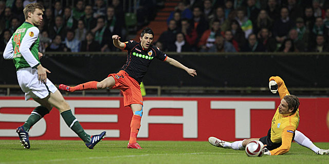Villa marca uno de los goles al Bremen. (Foto: Reuters)