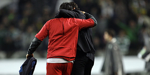 Quique y Agero se abrazan tras el partido. (Foto: AP)