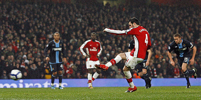 Cesc, en el momento de lanzar el penalti ante el West Ham. (Foto: AFP)