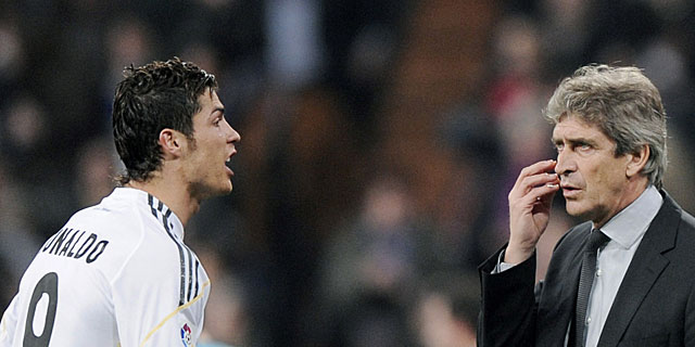Pellegrini conversa con Cristiano Ronaldo durante el encuentro. (Foto: AP)