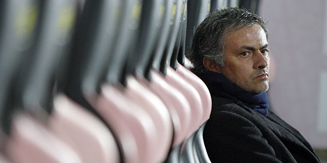 Mourinho, solo en el banquillo durante el encuentro. (Foto: AP)