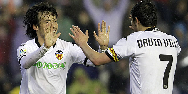 Silva (i) y Villa (d) celebran el gol del canario, el segundo del Valencia. | Ap