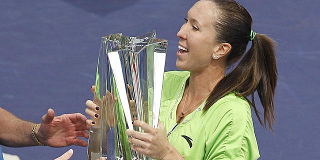 Jelena Jankovic recibe el trofeo de ganadora del Masters 1000 de Indian Wells. | Afp