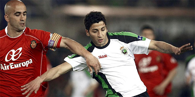 Bolado y Nunes luchan por el baln, durante el partido. (EFE)