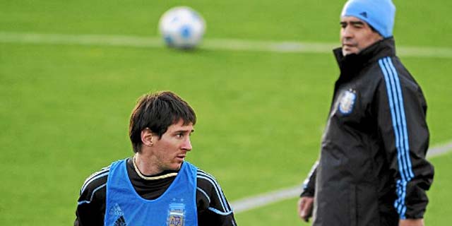 Messi y Maradona, durante un entrenamiento de Argentina en Valdebebas. (Foto: Afp)