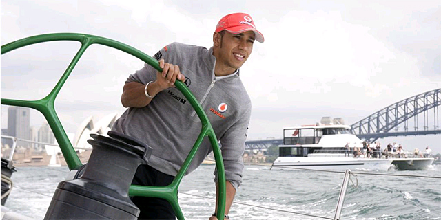 Lewis Hamilton, navegando por la baha de Sidney. | Reuters