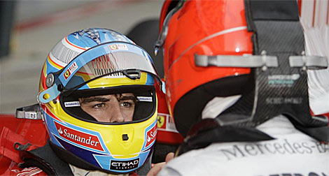 Schumacher, de espaldas, pide explicaciones a Alonso. | AP