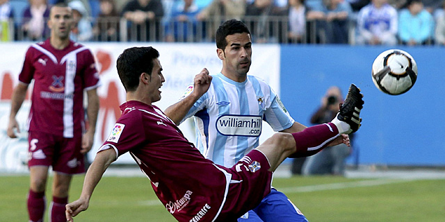 Alfaro pelea un baln con Fernando durante el encuentro. (Foto: EFE)