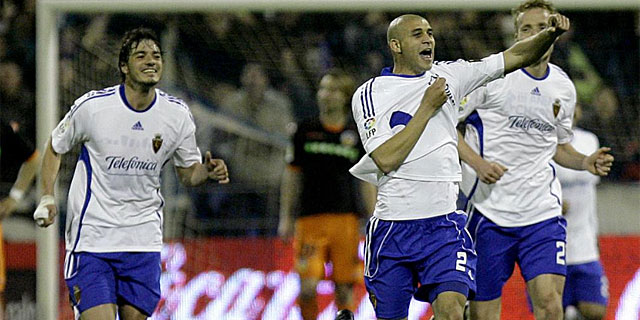 Diego, en el centro de la imagen, celebra el primer gol del Zaragoza. | Efe