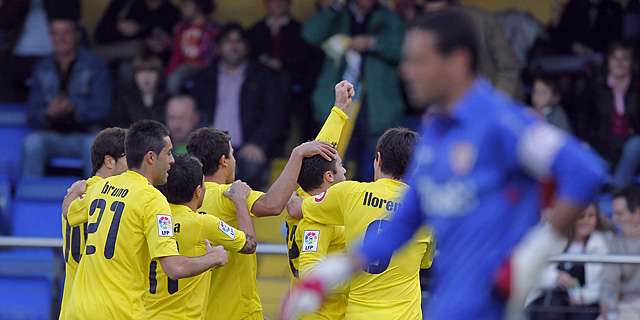 Los jugadores del Villarreal celebran uno de sus tantos ante Palop. (Foto: AFP)