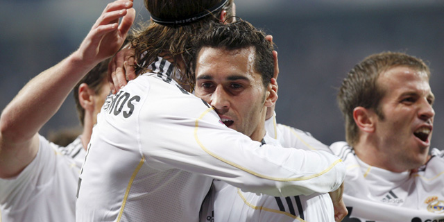 Arbeloa celebra el gol junto a sus compaeros en el partido contra el Atltico de Madrid. (EFE)