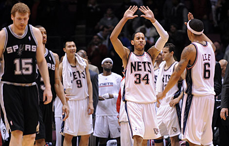Los jugadores de los Nets celebran un punto. | Efe