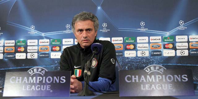 Mourinho durante una rueda de prensa. (EFE)