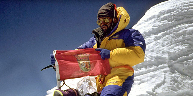 Juan Oiarzabal en la cima del Annapurna (8.091 m.) el 29 de abril de 1999. FOTO: JUAN VALLEJO