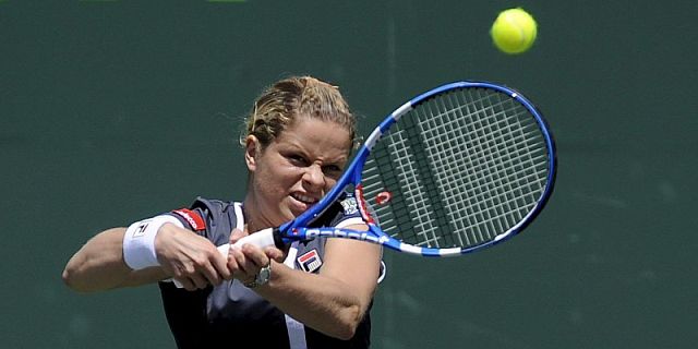 Clijsters devuelve la bola de revs a Venus Williams. | Efe