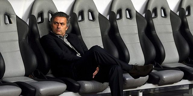 Mourinho, en el banquillo de Mosc. | Efe