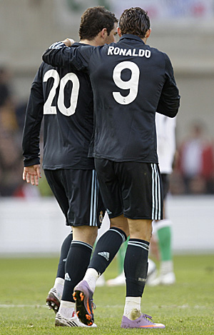 Cristiano e Higuaín, en el partido ante el Racing. (Foto: AP)