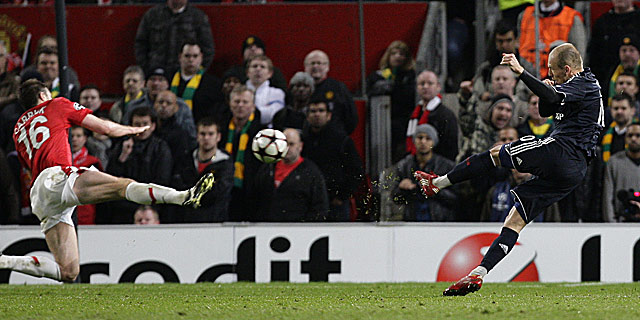 Robben anota en Old Trafford el gol que clasifica al Bayern. | Ap