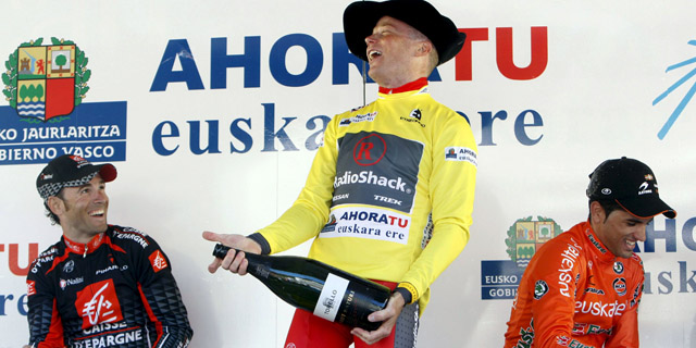 Chris Horner celebra en el podio final de la Vuelta al Pas Vasco con Alejandro Valverde (i) y Beat Intxausti. (Efe)