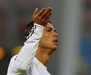 Cristiano Ronaldo gesticula en Almera. | Ap