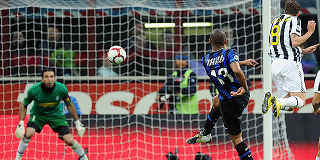 Maicon, en el disparo a puerta del primer gol. (Foto: AFP)