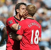 Neville besa a Scholes tras el gol de la victoria del United. | Ap
