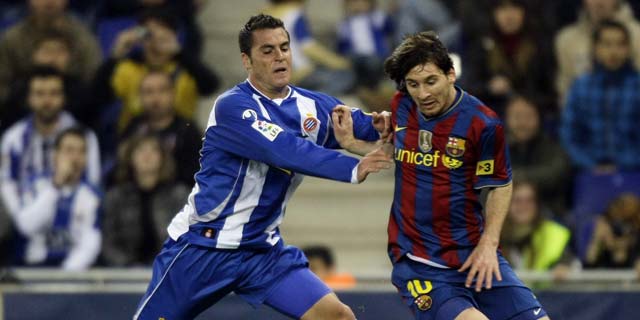 Messi y Javi Chica pelean por un baln. (REUTERS)