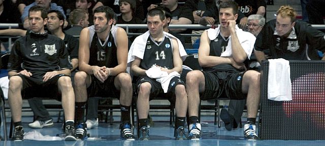 Los jugadores del Bilbao Basket observan el partido. | Efe
