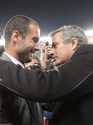 Guardiola y Mourinho se saludan antes de un partido. | Foto: Quique García