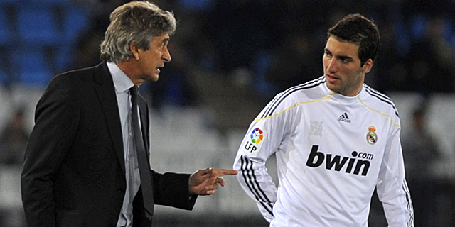 Pellegrini e Higuan hablan durante un partido. (Foto: AFP)