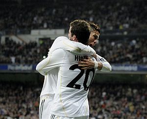 Higuan y Cristiano Ronaldo se abrazan tras uno de los goles del domingo. | Afp