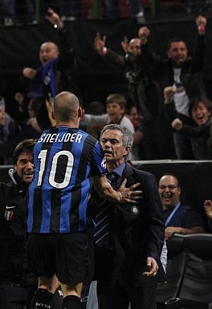 Sneijder celebra con Mourinho el primer gol del Inter. | AP