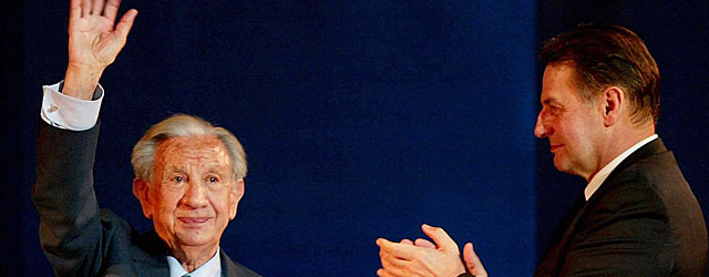 Jacques Rogge aplaude a Samaranch en 2002, en el dcimo aniversario de los Juegos de Barcelona. (Ap)
