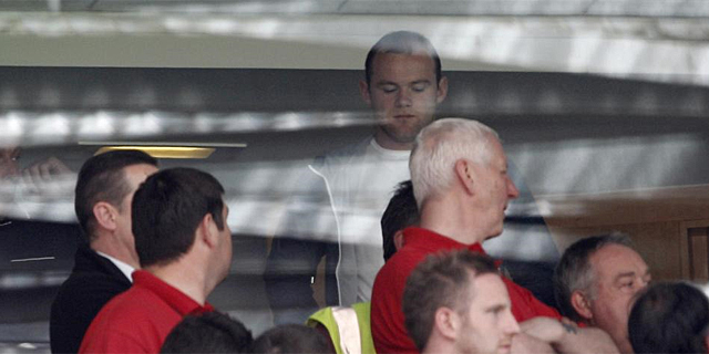 Wayne Rooney sigue el partido desde la grada- (AP)